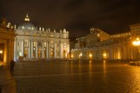 Der Petersdom und der Petersplatz im Vatikan.